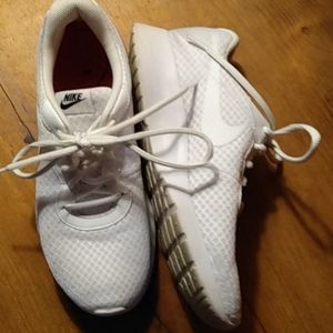 White tennis shoes